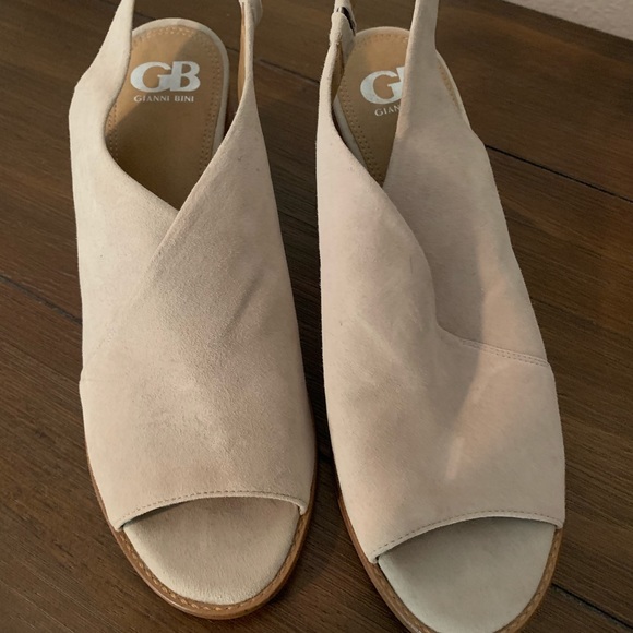 Women’s Gianni Bini shoes size 8.5 beige tan heel like new only worn once - Picture 1 of 1